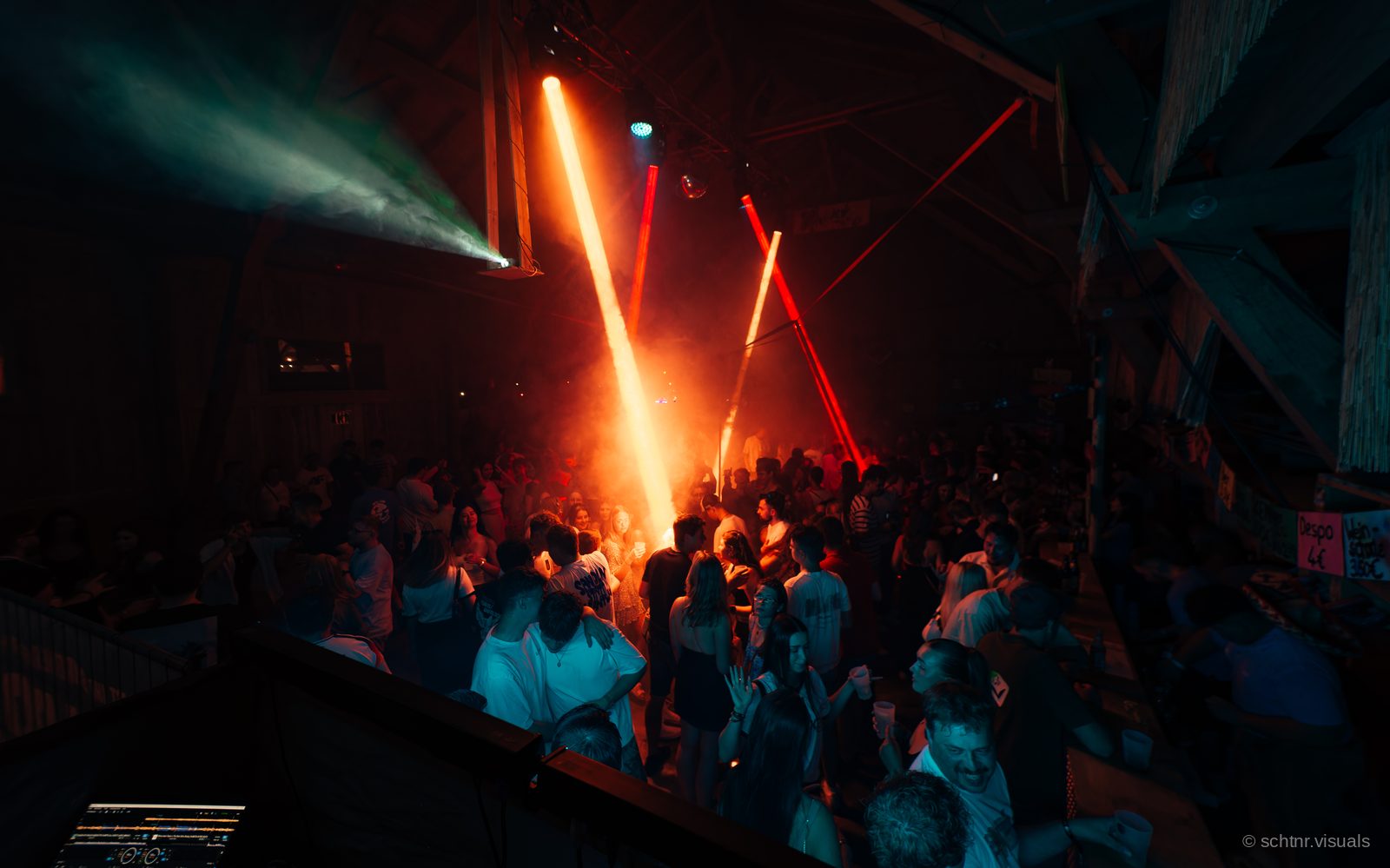 Party mit roten Lasern