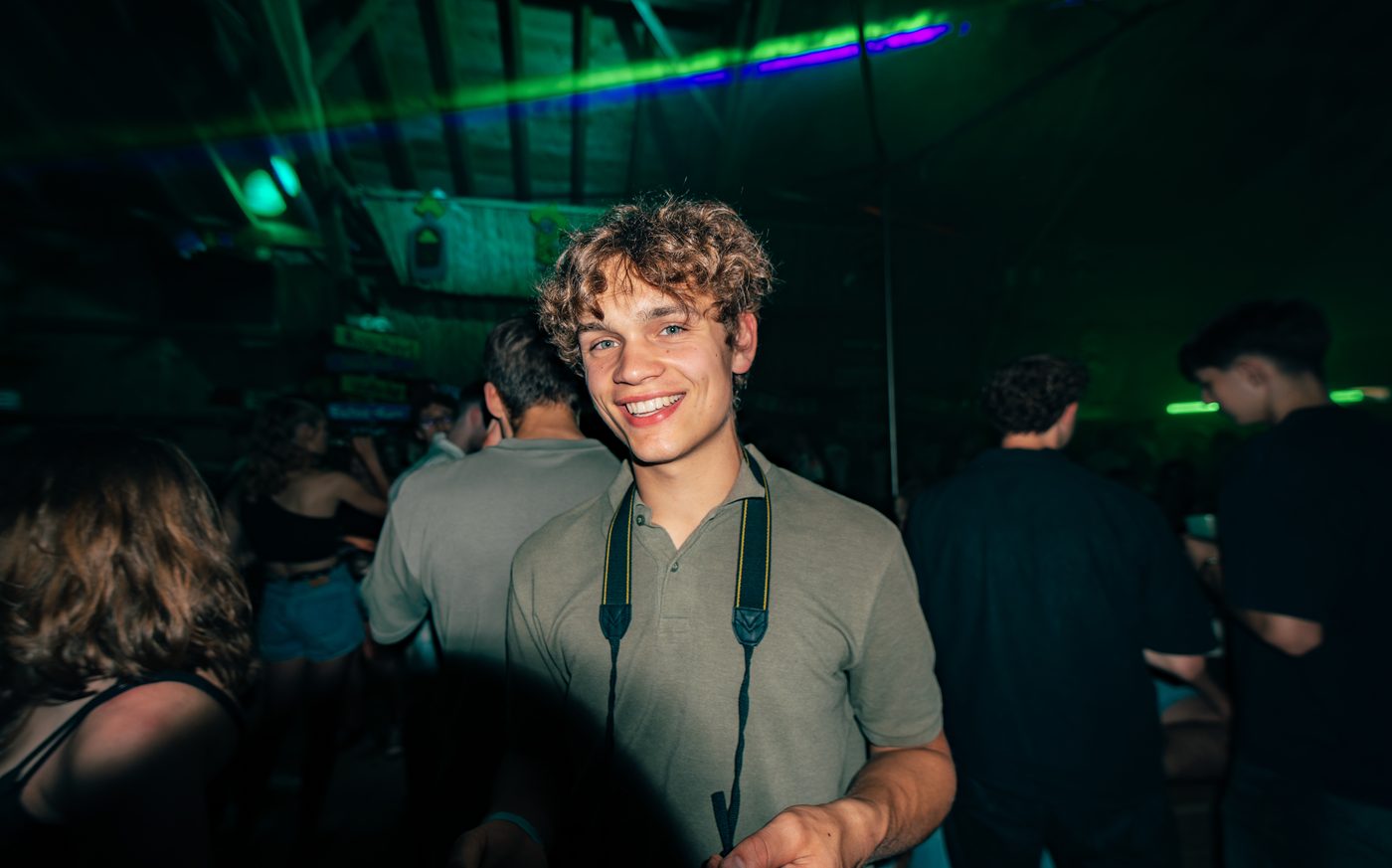 Andreas auf einer Party mit Kamera